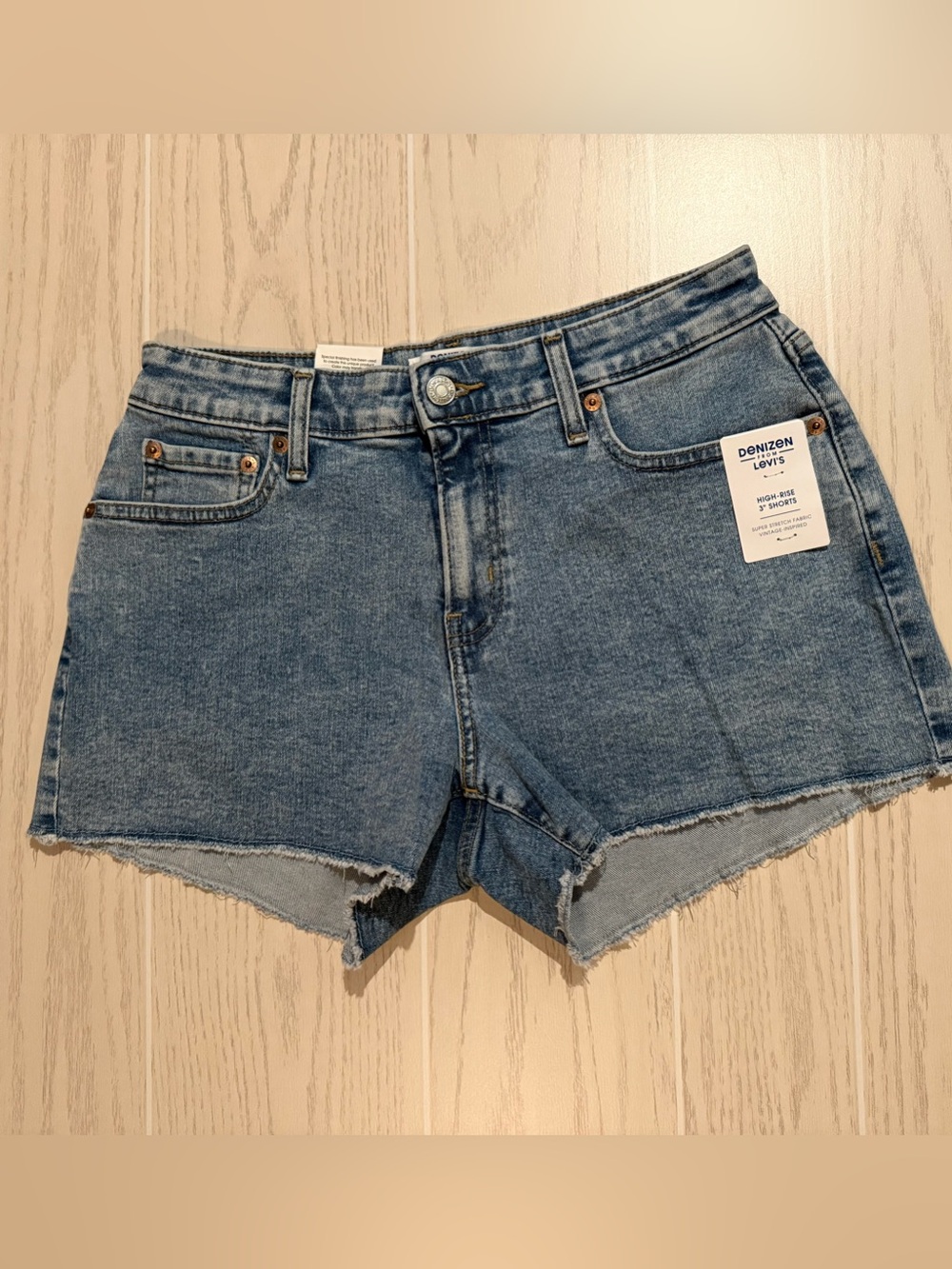 Denizen Levi’s High Rise Denim Shorts Size 6 Light Wash Raw Hem NWT